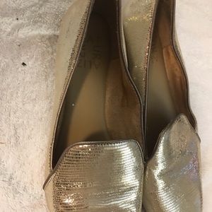 Elegant gold silk fabric loafers.